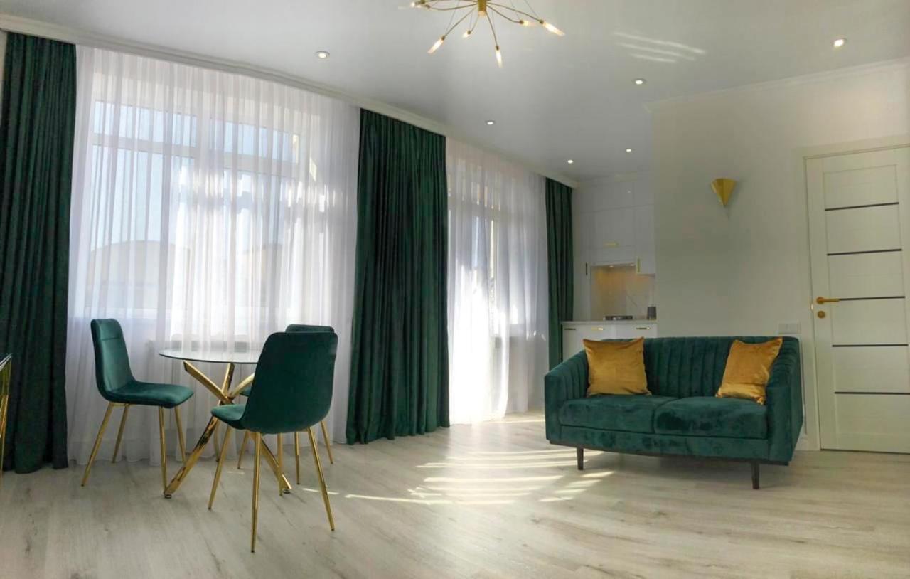 Luxury Emerald Apartments Irpin Buitenkant foto