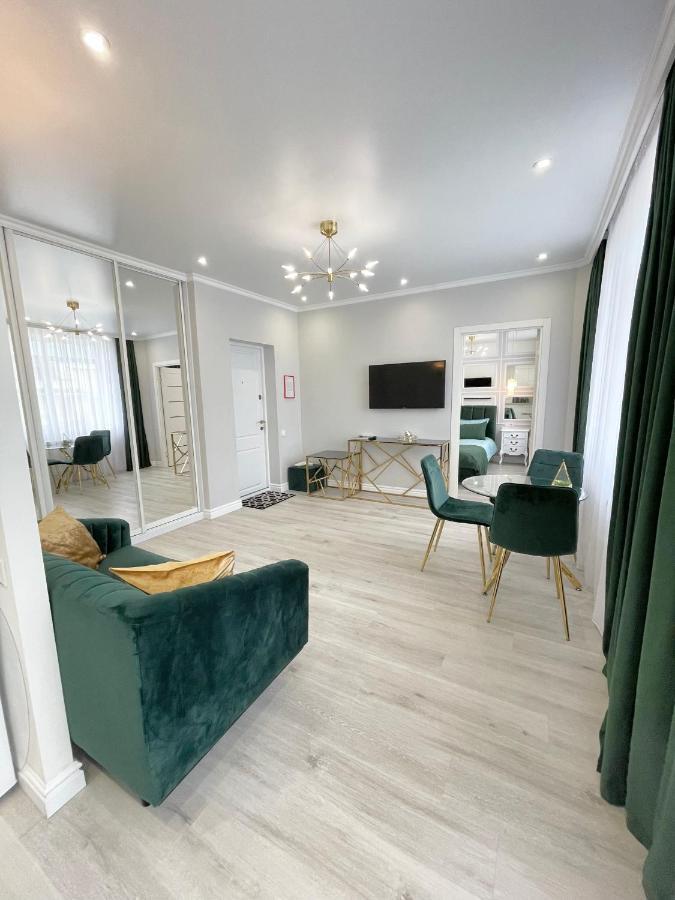Luxury Emerald Apartments Irpin Buitenkant foto