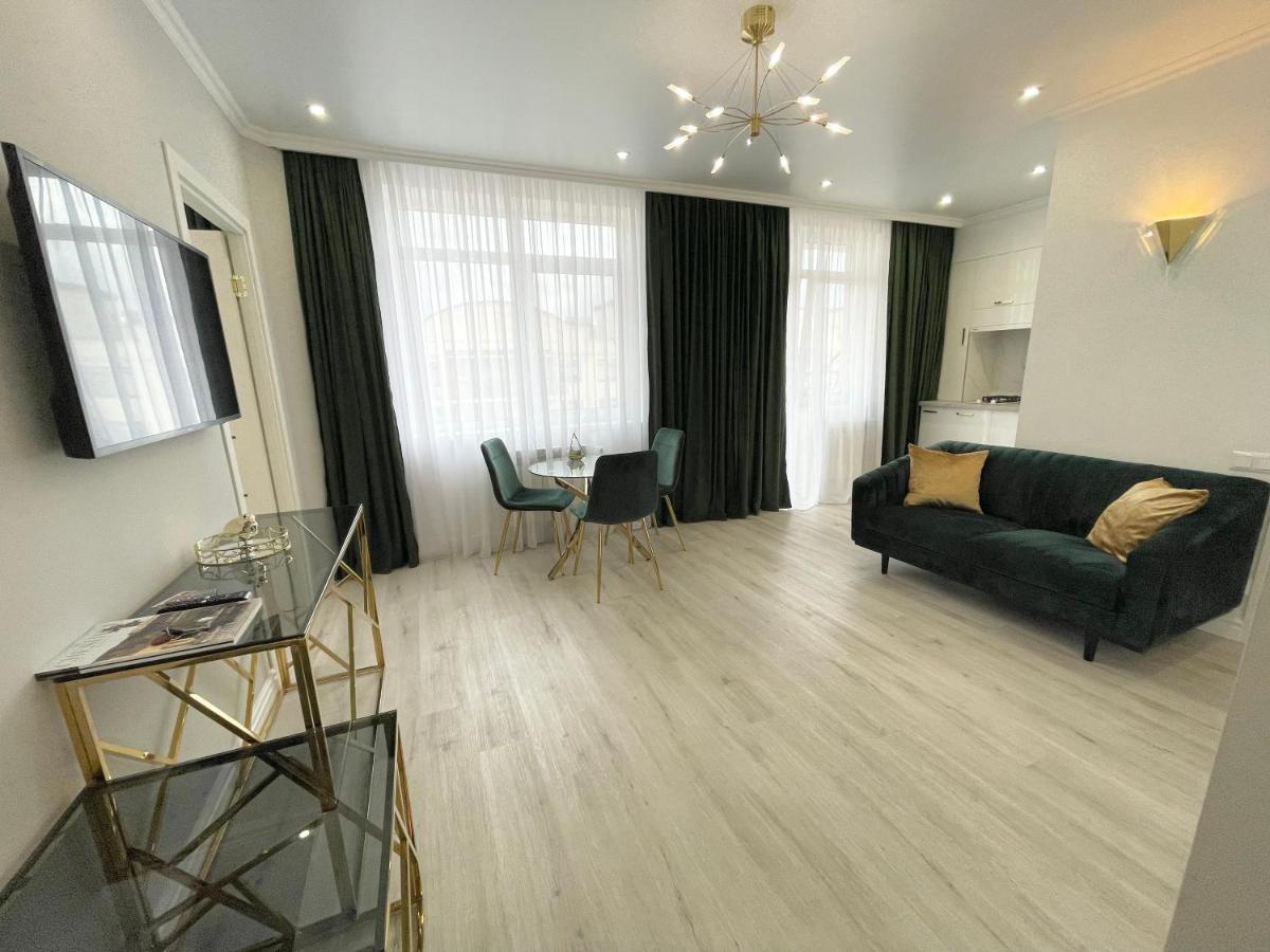 Luxury Emerald Apartments Irpin Buitenkant foto