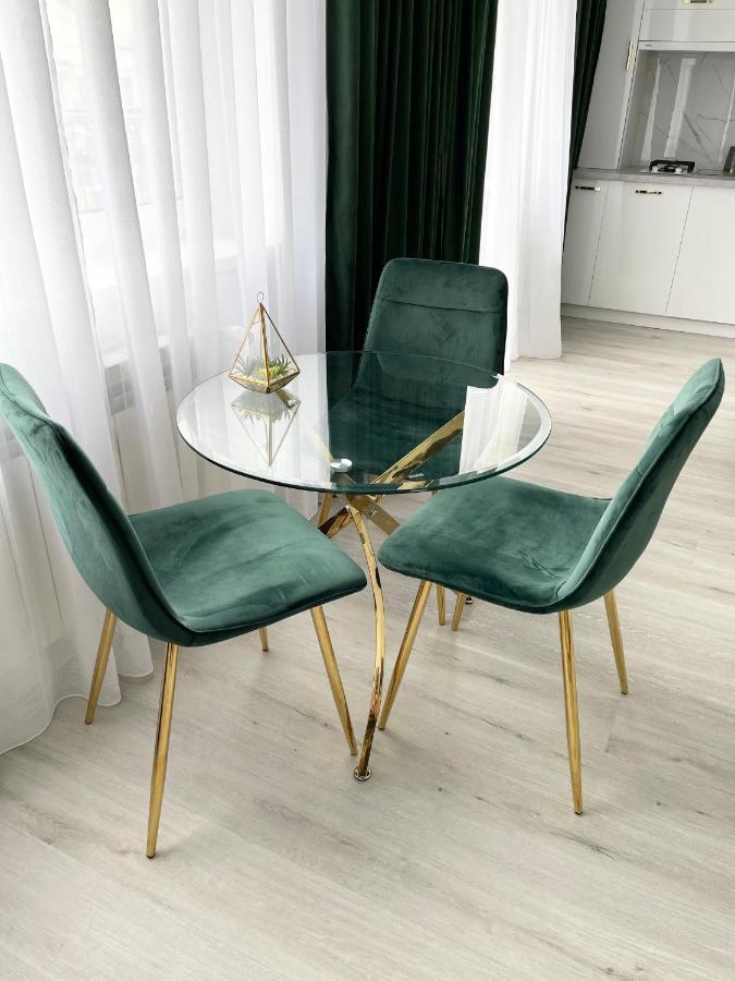 Luxury Emerald Apartments Irpin Buitenkant foto