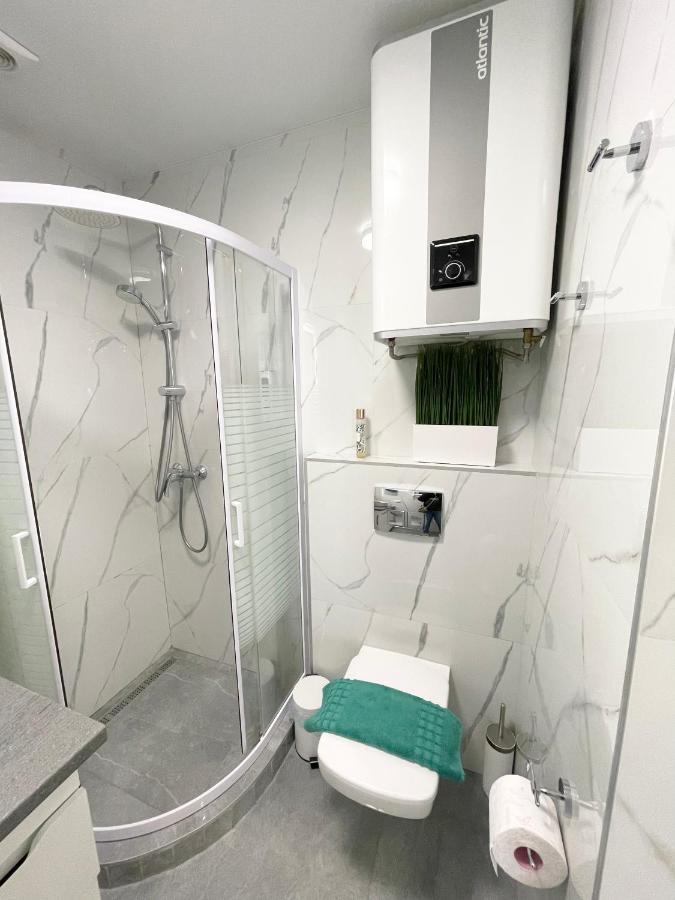 Luxury Emerald Apartments Irpin Buitenkant foto