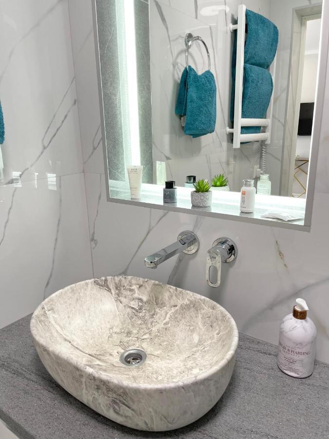Luxury Emerald Apartments Irpin Buitenkant foto