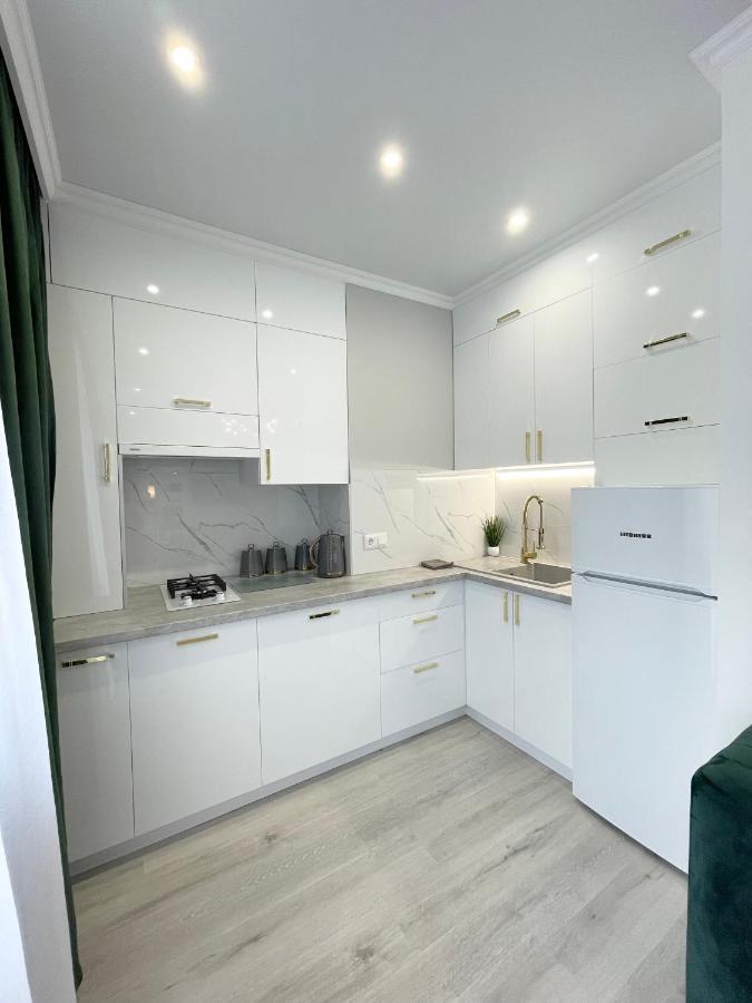 Luxury Emerald Apartments Irpin Buitenkant foto